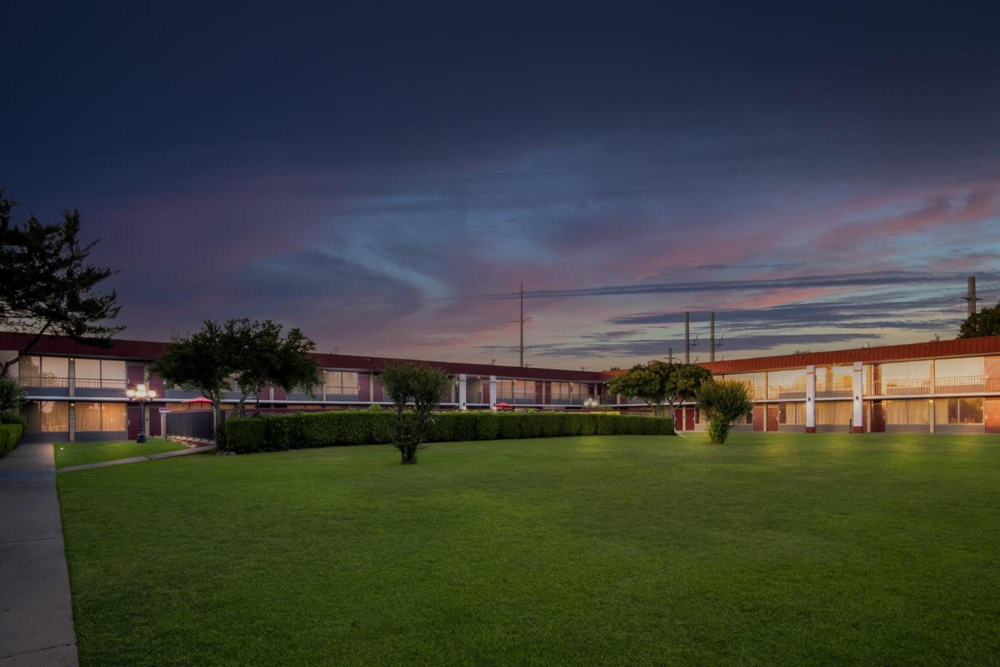 Red Roof Inn & Conference Center Mckinney Buitenkant foto