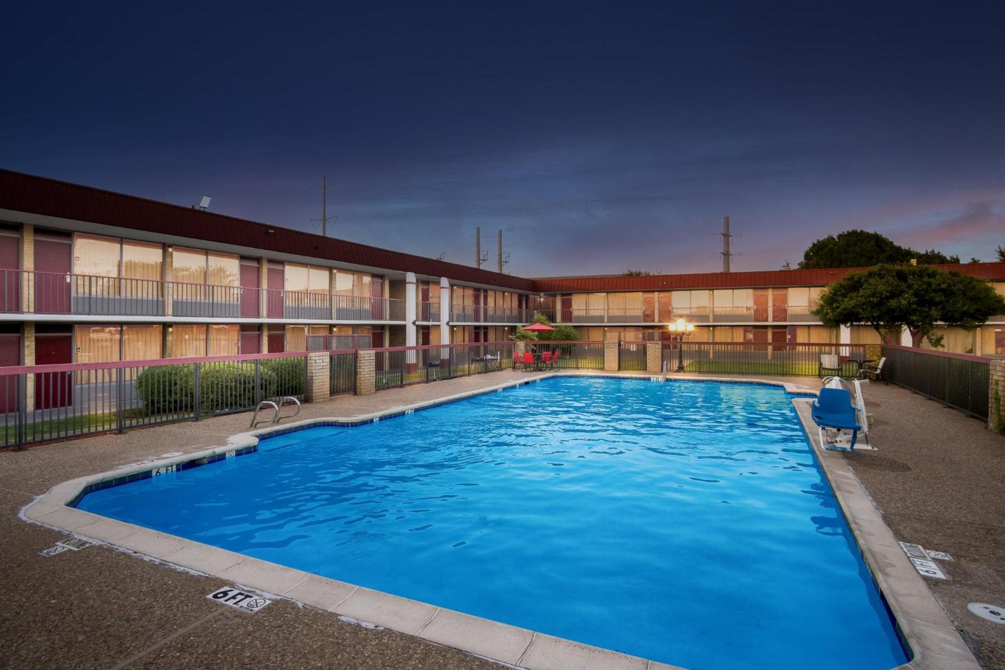 Red Roof Inn & Conference Center Mckinney Buitenkant foto